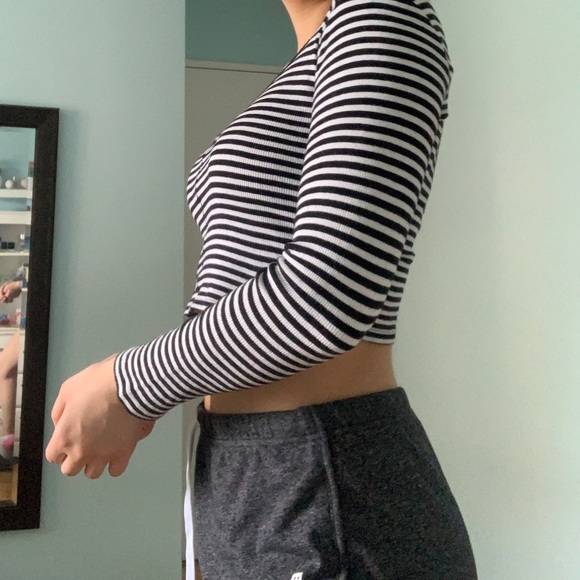 Forever 21 black and white stripped long sleeve - Picture 4 of 4